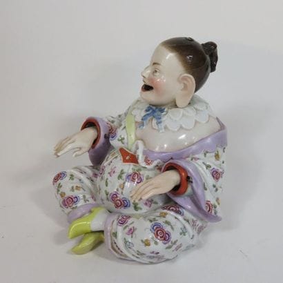 Magot chinois en porcelaine présentant un...