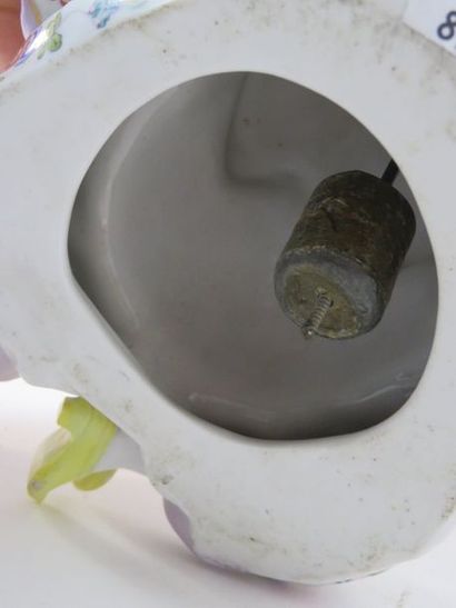 Magot chinois en porcelaine présentant un...