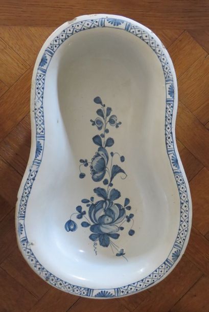 CENTRE DE LA FRANCE Bidet en faïence à décor...