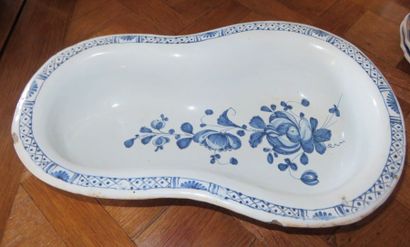 CENTRE DE LA FRANCE Bidet en faïence à décor...