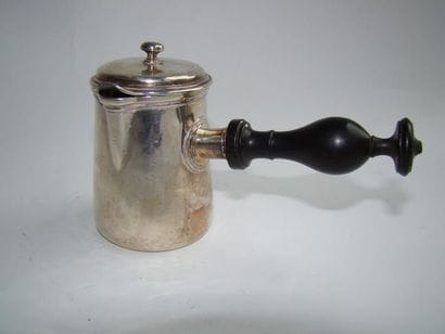 Cafetière égoïste en argent. Modèle droit,...