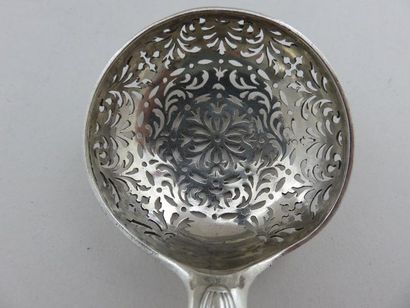Cuiller saupoudreuse en argent. Modèle à...