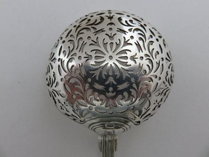 Cuiller saupoudreuse en argent. Modèle à...