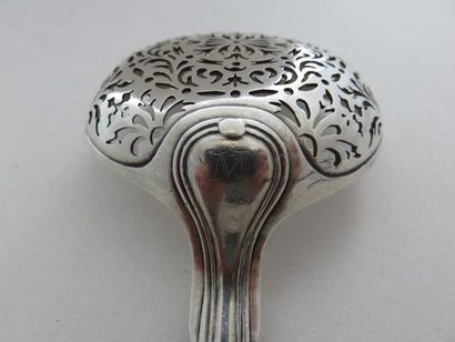 Cuiller saupoudreuse en argent. Modèle à...
