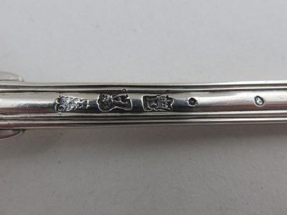Cuiller saupoudreuse en argent. Modèle à...