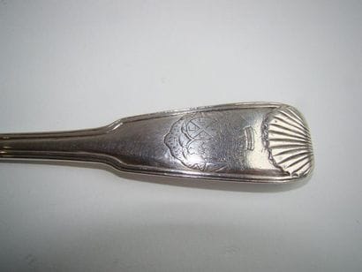Cuiller à ragoût en argent. Modèle à filet...