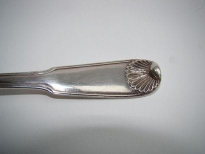 Cuiller à ragoût en argent. Modèle à filet...