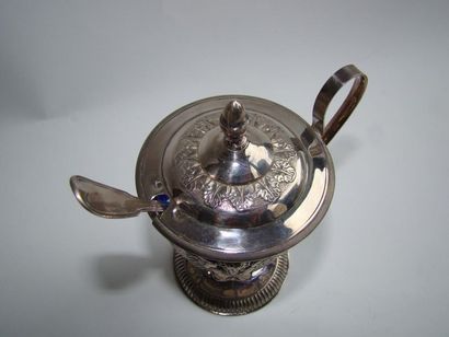 Moutardier, monture et cuiller en argent....