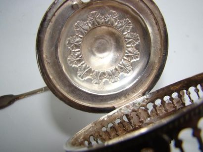 Moutardier, monture et cuiller en argent....