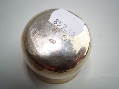 Curon en argent. Modèle uni gravé de deux...