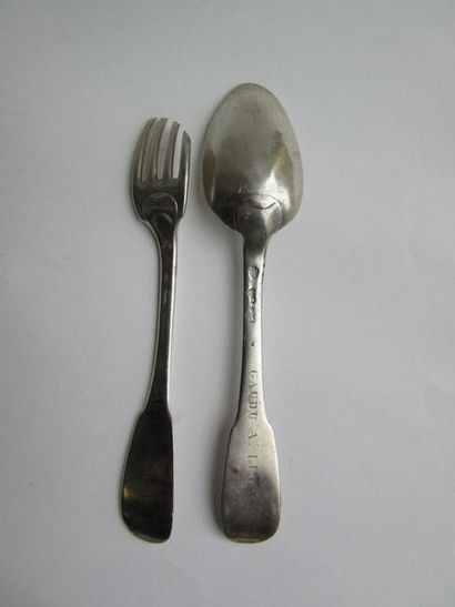 Couvert de table et deux cuillers à soupe...