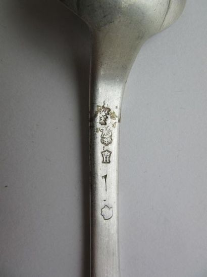 Couvert de table et deux cuillers à soupe...