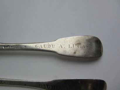 Couvert de table et deux cuillers à soupe...