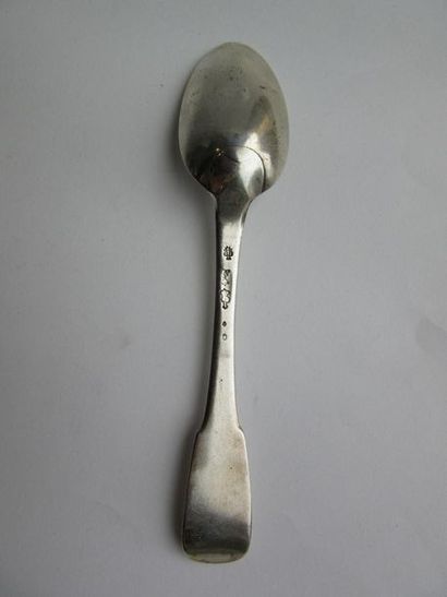 Couvert de table et deux cuillers à soupe...