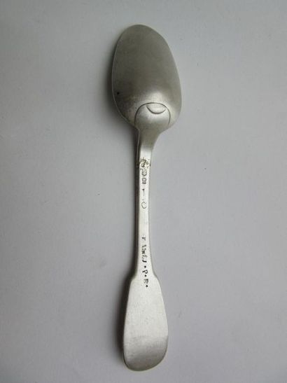 Couvert de table et deux cuillers à soupe...