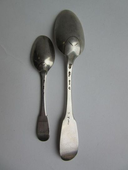 Deux cuillers en argent. Modèle uniplat....