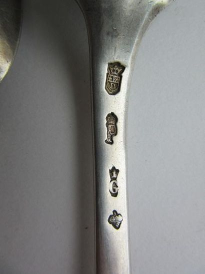 Deux cuillers en argent. Modèle uniplat....