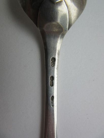 Deux cuillers en argent. Modèle uniplat....