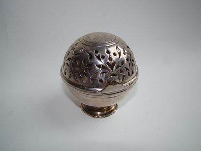 Boule à éponge en métal argenté. De forme...