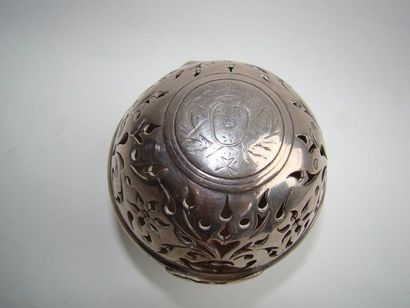 Boule à éponge en métal argenté. De forme...