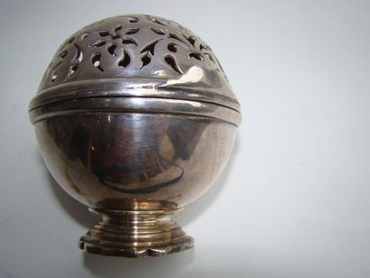 Boule à éponge en métal argenté. De forme...