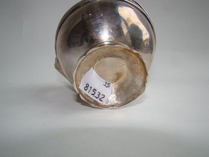 Boule à éponge en métal argenté. De forme...