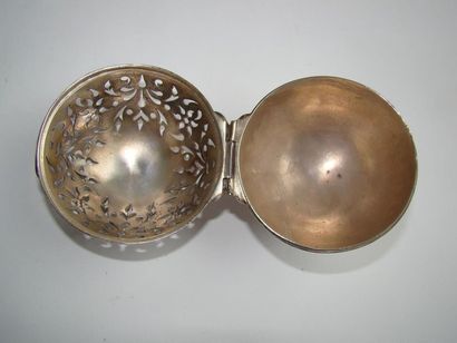 Boule à éponge en métal argenté. De forme...