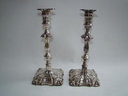 Paire de flambeaux et leurs bobèches en argent....