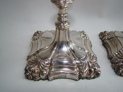 Paire de flambeaux et leurs bobèches en argent....