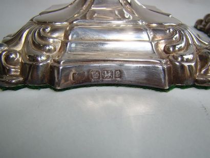 Paire de flambeaux et leurs bobèches en argent....