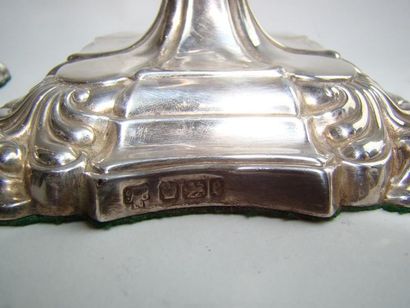 Paire de flambeaux et leurs bobèches en argent....