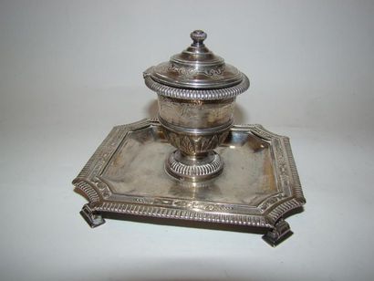 Encrier en argent. En forme de timbale couverte,...