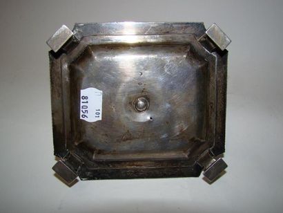 Encrier en argent. En forme de timbale couverte,...
