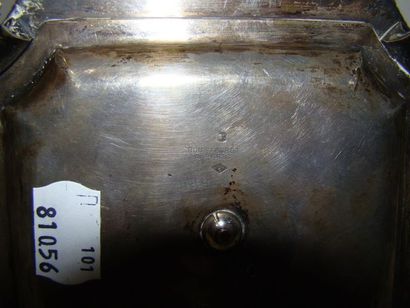 Encrier en argent. En forme de timbale couverte,...