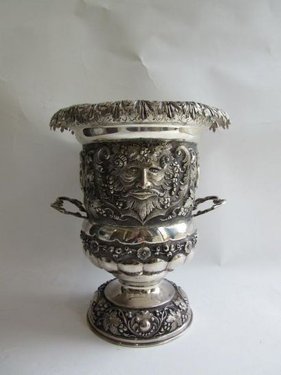 Seau à champagne en argent. De forme balustre...