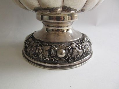 Seau à champagne en argent. De forme balustre...