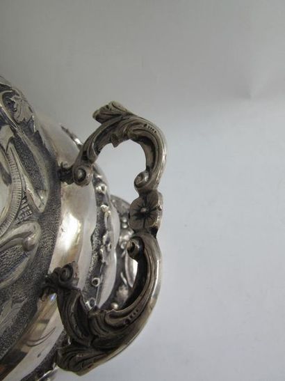 Seau à champagne en argent. De forme balustre...