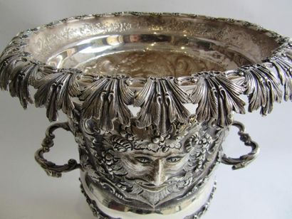 Seau à champagne en argent. De forme balustre...