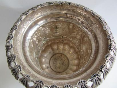 Seau à champagne en argent. De forme balustre...