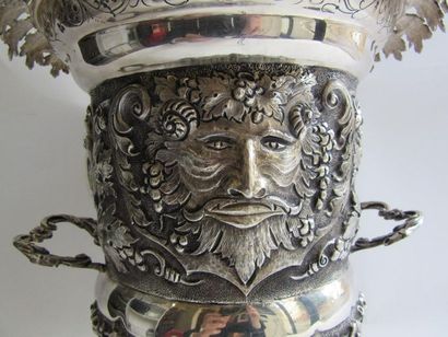 Seau à champagne en argent. De forme balustre...