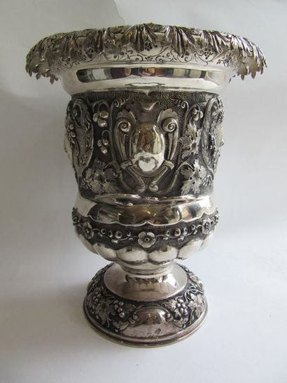 Seau à champagne en argent. De forme balustre...