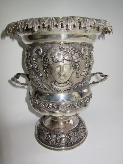 Seau à champagne en argent. De forme balustre...