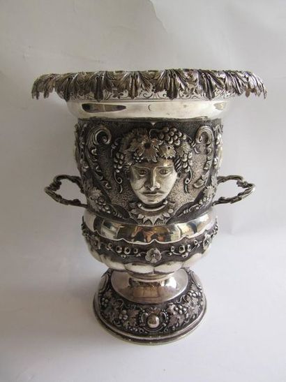 Seau à champagne en argent. De forme balustre...