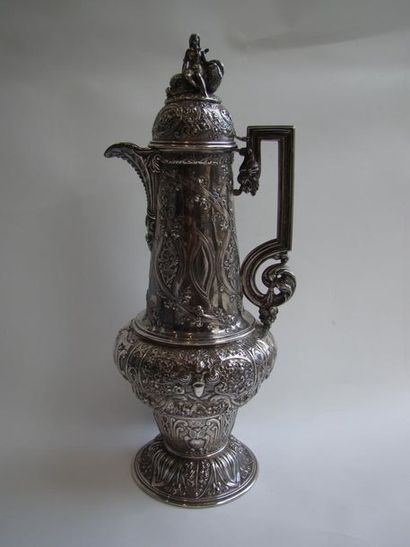 Aiguière en argent. De forme balustre, la...
