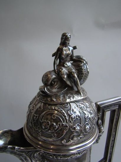 Aiguière en argent. De forme balustre, la...