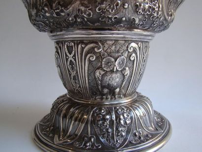 Aiguière en argent. De forme balustre, la...