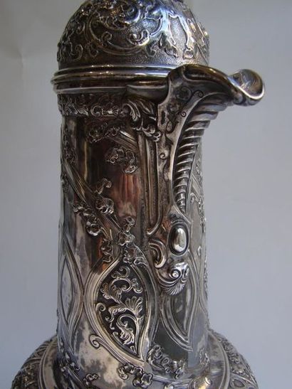 Aiguière en argent. De forme balustre, la...