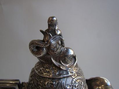 Aiguière en argent. De forme balustre, la...