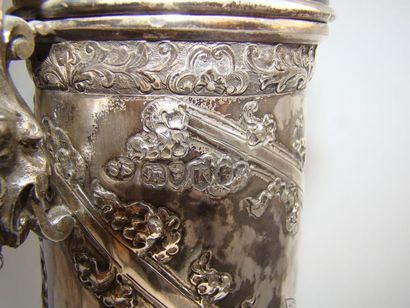 Aiguière en argent. De forme balustre, la...