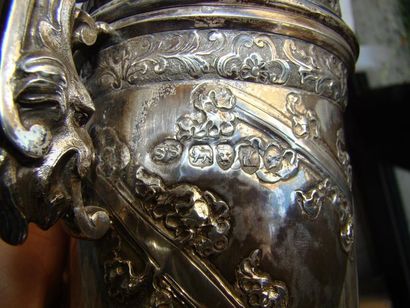 Aiguière en argent. De forme balustre, la...